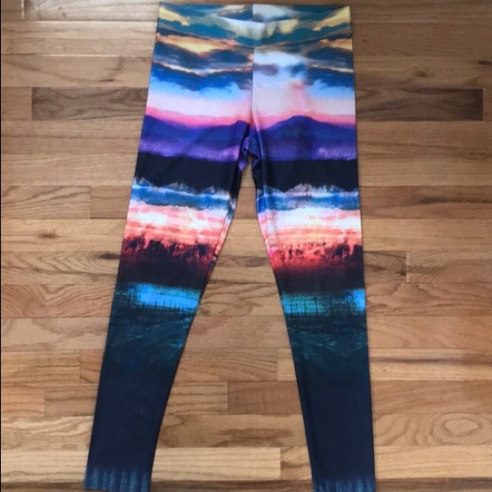 American Eagle mountain scene leggings